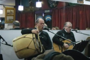 elbagual-artistastocandoelbomboylaguitarra